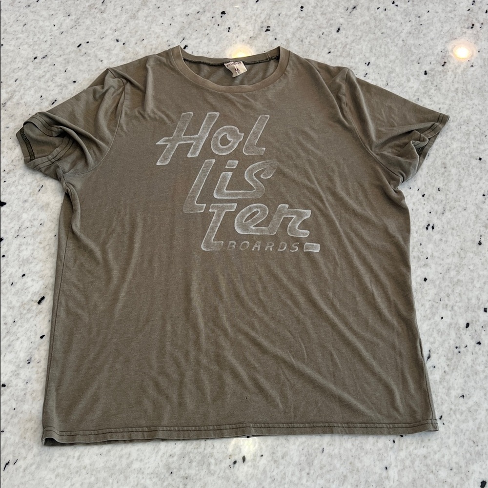 Hollister Men's Olive Green Graphic Tee